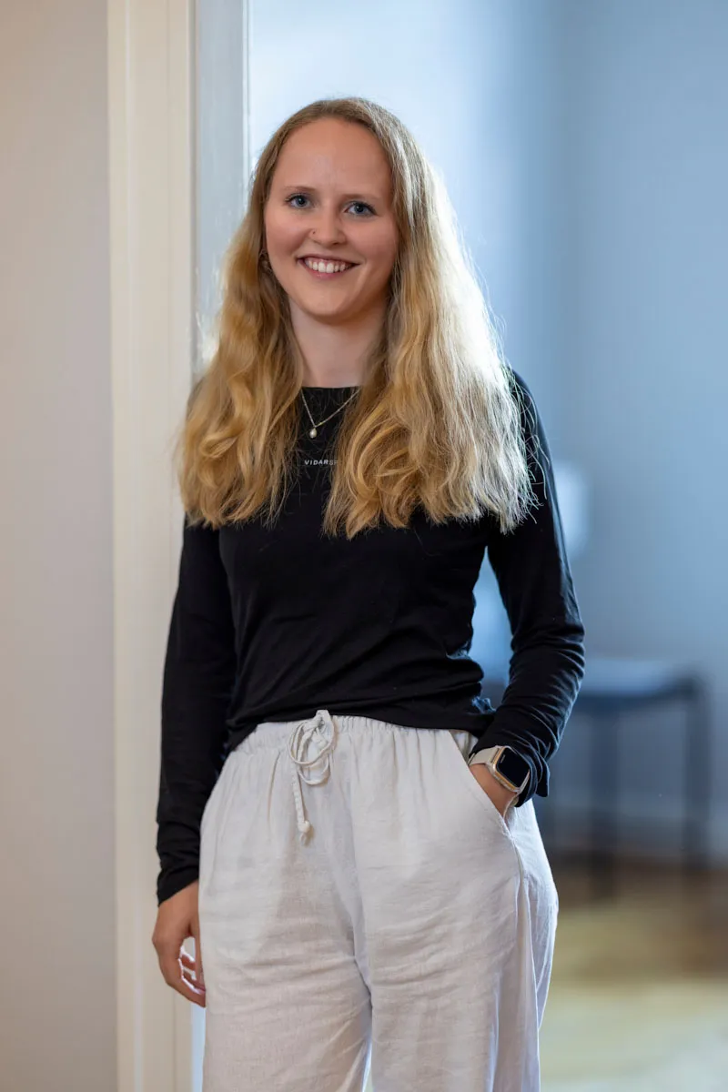 Leonie Dübbers – Physiotherapeutin in der RKM 740 Physiotherapie Düsseldorf Portrait von Leonie Dübbers, Physiotherapeutin in der RKM 740 Physiotherapie Düsseldorf.