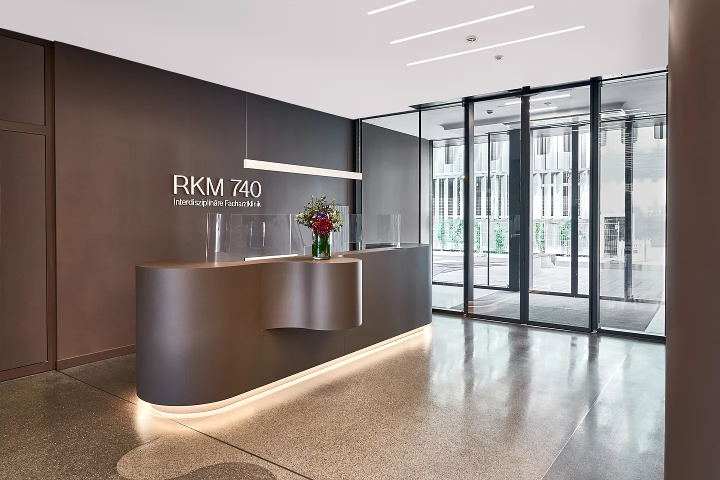 Eingangsbereich der RKM 740 Facharztklinik Düsseldorf mit modernem Empfang und Glasfront