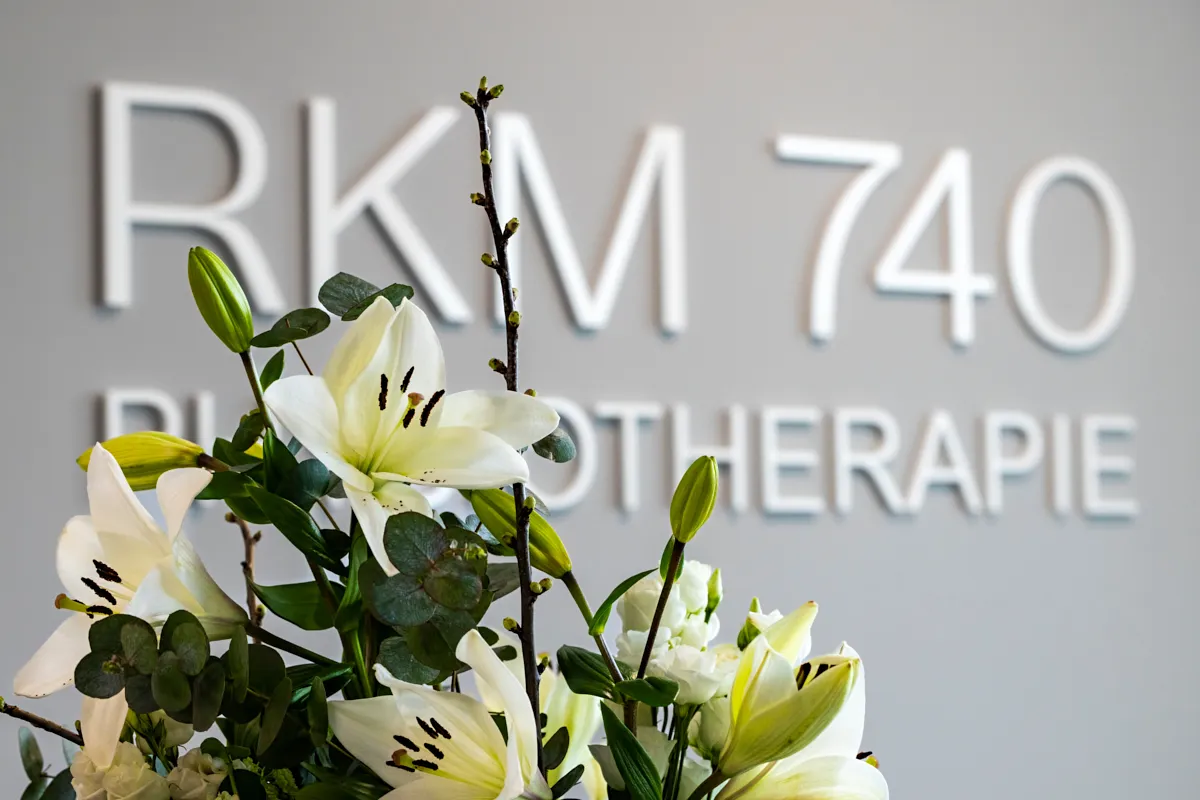 Blumenarrangement mit weißen Lilien im Empfangsbereich der RKM 740 Physiotherapie Düsseldorf