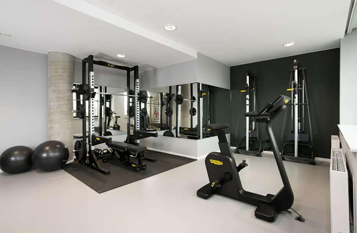 Moderner Kraftraum für medizinisches Training in der RKM 740 Physiotherapie Düsseldorf