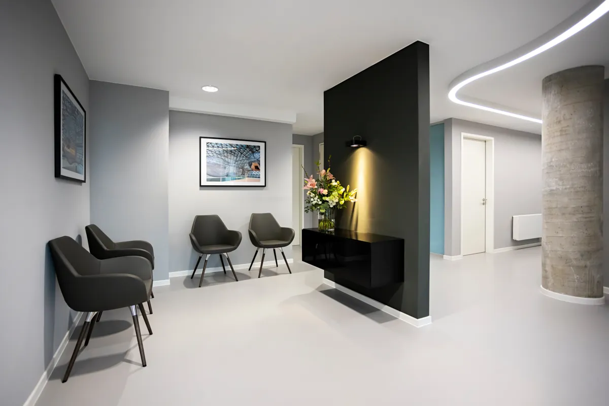 Moderner Wartebereich der RKM 740 Physiotherapie Düsseldorfmit Designmöbeln und Blumen