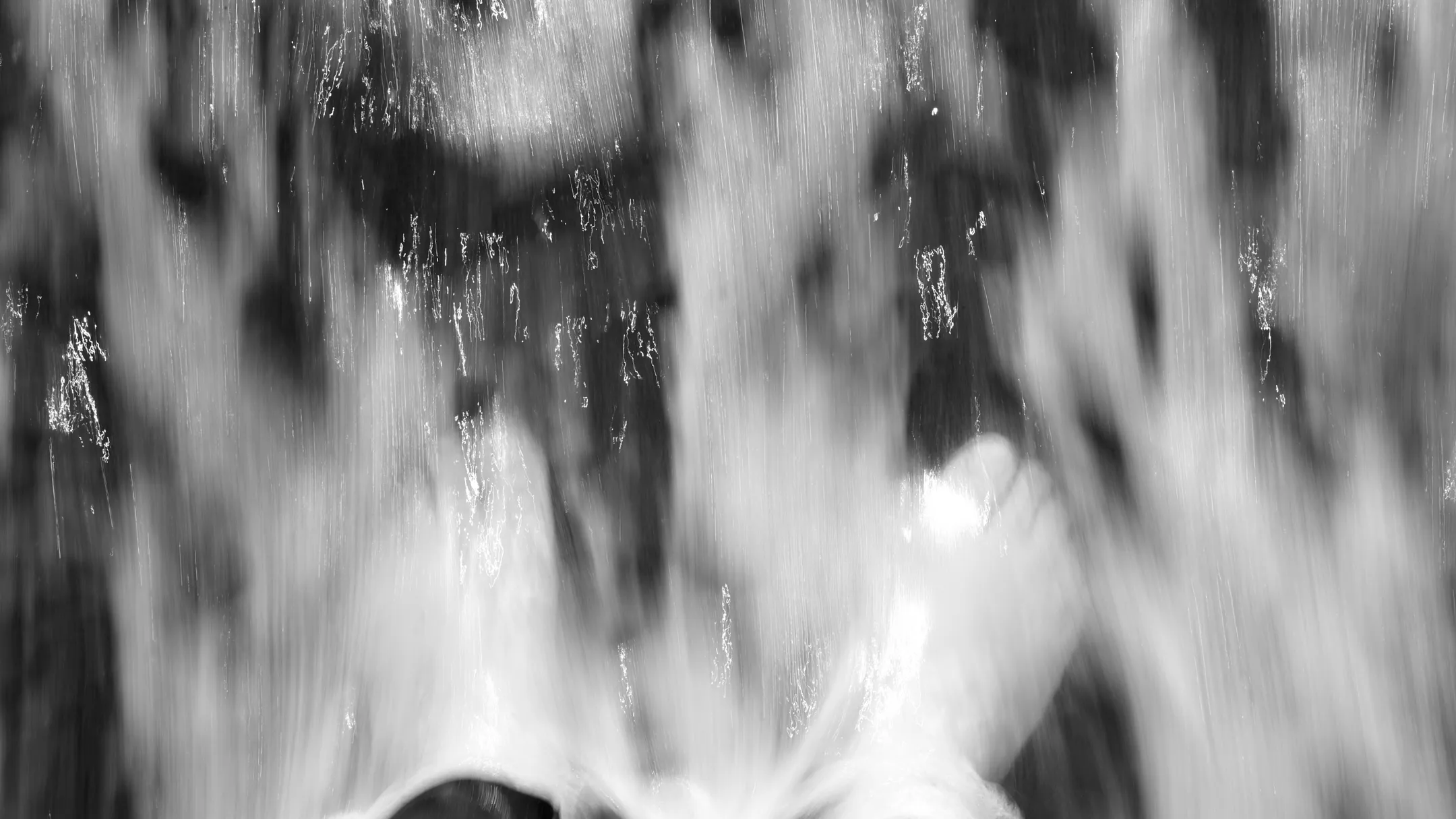 Zwei Füße unter fließendem Wasser während einer Anwendung in der RKM 740 Physiotherapie Düsseldorf.